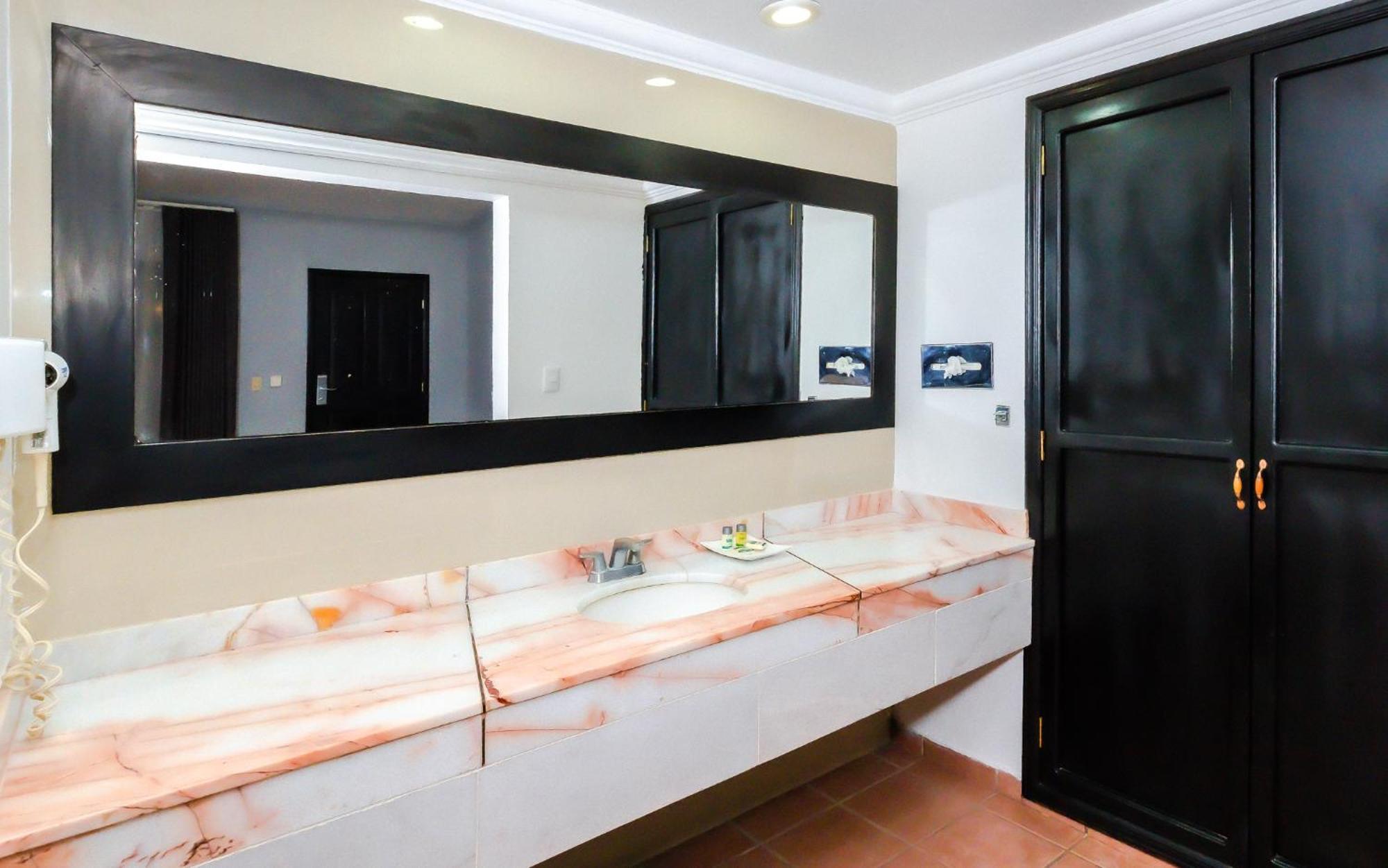 Hotel Inhouse Select Hacienda Tres Rios Culiacán Esterno foto